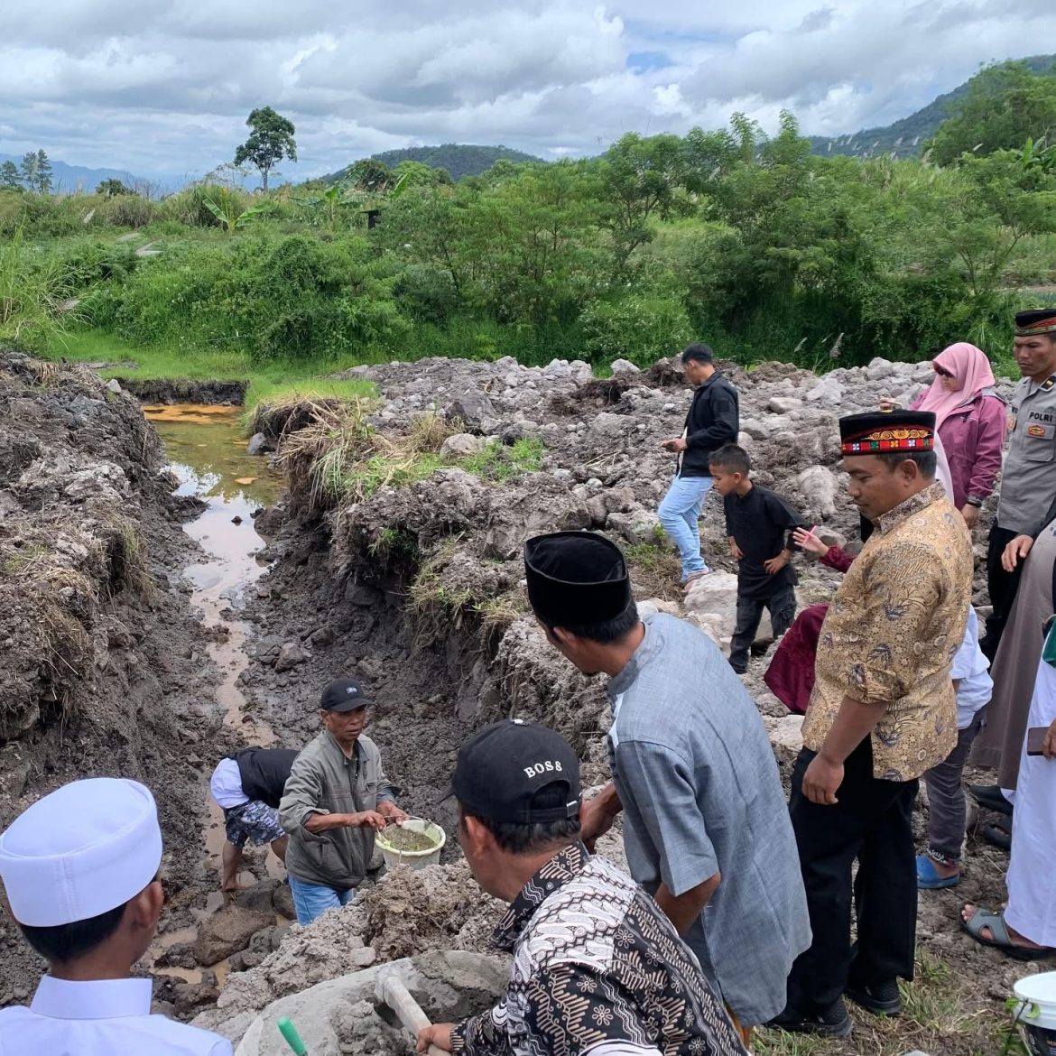 Kapolres Bener Meriah Hadiri Wisuda Akbar Dan Peletakan Batu Pertama Masjid Pesantren Nurul Qari Al-Manduri   