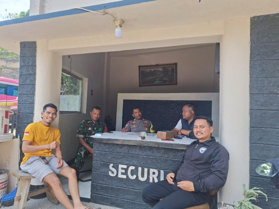 Bhabinkamtibmas Polsek Cisarua Sambang Warga di Desa Tugu Utara, Ajak Jaga Kamtibmas   