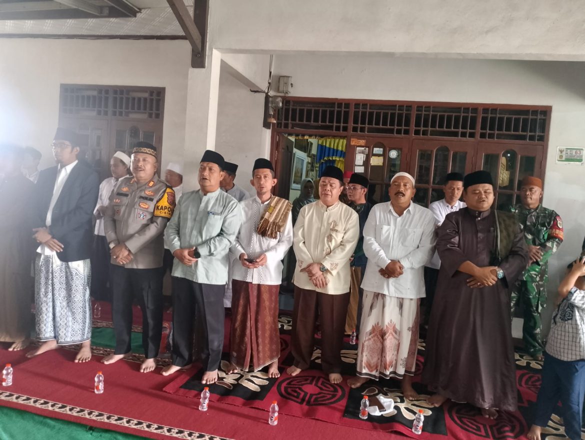 Jalin Silaturahmi, Bhabinkamtibmas Polsek Cibinong Hadiri Peringatan Maulid Nabi Muhammad SAW   