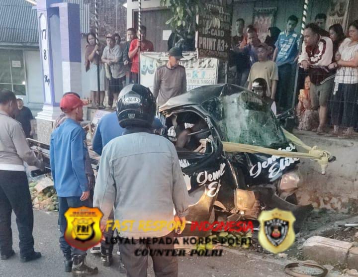 Reaksi Cepat Polisi Bantu Evakuasi Peristiwa Laka Lantas   