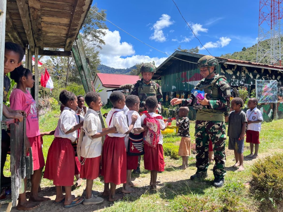 Kisah Kasih Anak Papua, Satgas Yonif 521/DY Berbagi Kasih di Distrik Bolakme, Kab. Jayawijaya, Papua Pegunungan   