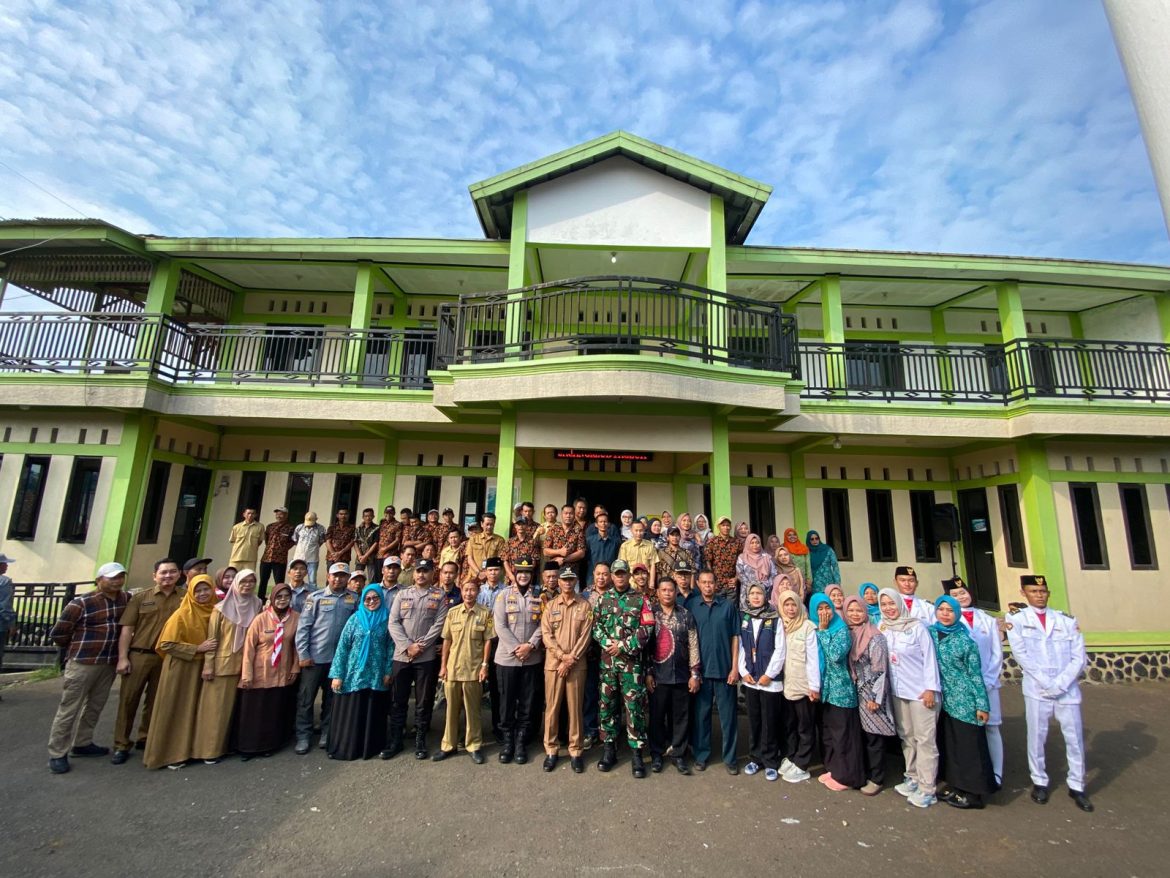 Kapolsek Dramaga Bersama Forkompincam Laksanakan Apel Gabungan Di Desa Sukadamai Kecamatan Dramaga Dilanjut Dialog Bersama,Sampaikan Edukasi Serta Himbauan Jaga Kondusifitas Wilkum Polsek Dramaga   