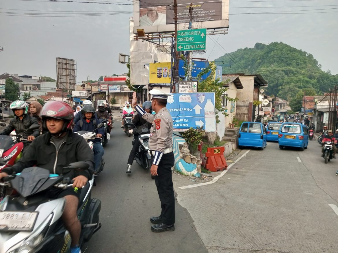 Anggota Polsek Ciampea Polres Bogor Laksanakan Pengaturan Lalu Lintas Pagi Hari   