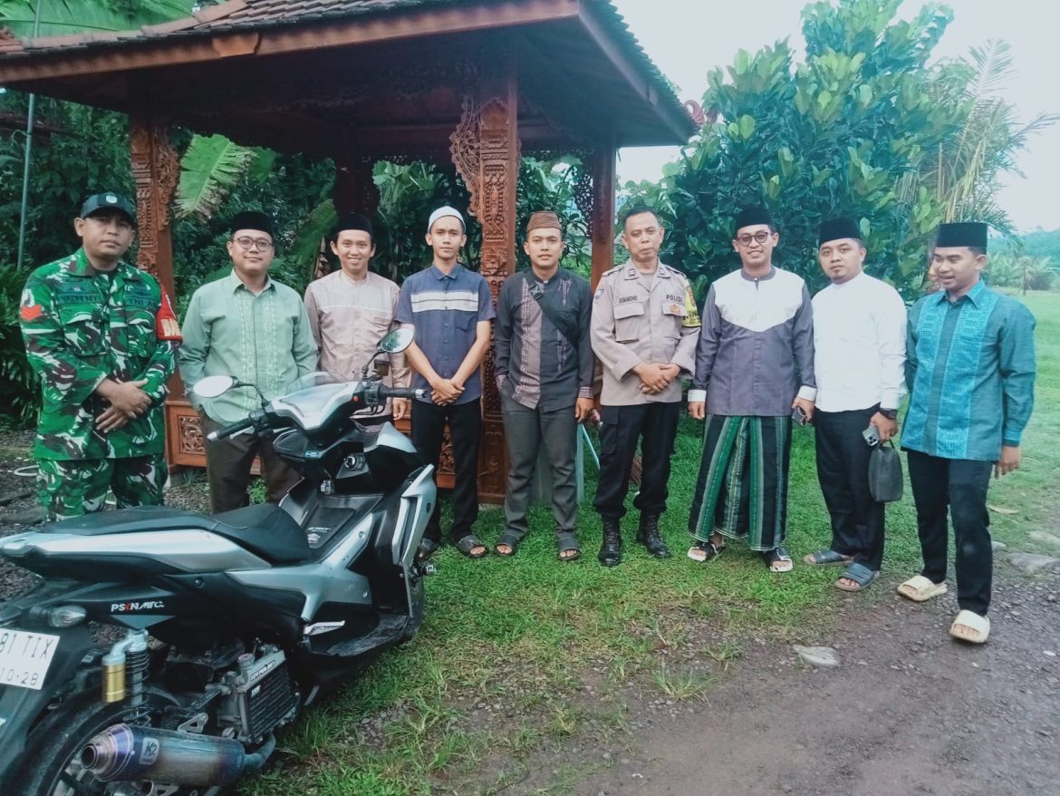Bhabinkamtibmas Polsek Leuwiliang dan Babinsa Sambang Tokoh Masyarakat untuk Jaga Harkamtibmas   