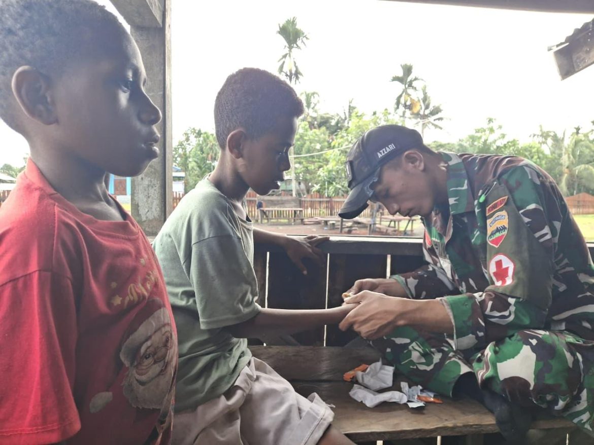 Satgas Yonif 131/Brajasakti Hadirkan Sentuhan Sehat di Perbatasan Papua   