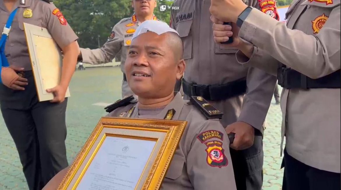 Ipda Sandy Tatiady Koswara Terima Kenaikan Pangkat Luar Biasa Setelah Operasi Tempurung Kepala Karena Amankan Aksi Unjuk Rasa   