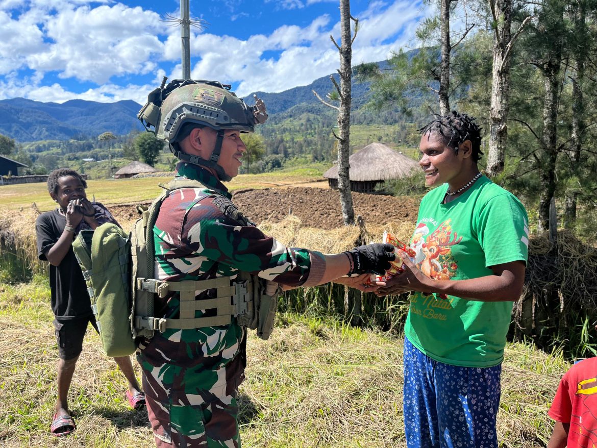 Satgas Yonif 700/WYC Tebar Kepedulian di Tanah Papua, Sembako Jadi Tali Persaudaraan   
