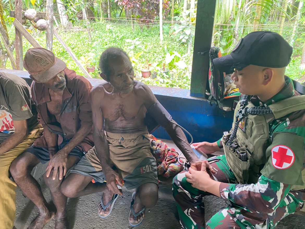 Satgas Yonif 131/Brajasakti Hadirkan Layanan Kesehatan di Kampung Sawiyatami Perbatasan Papua   