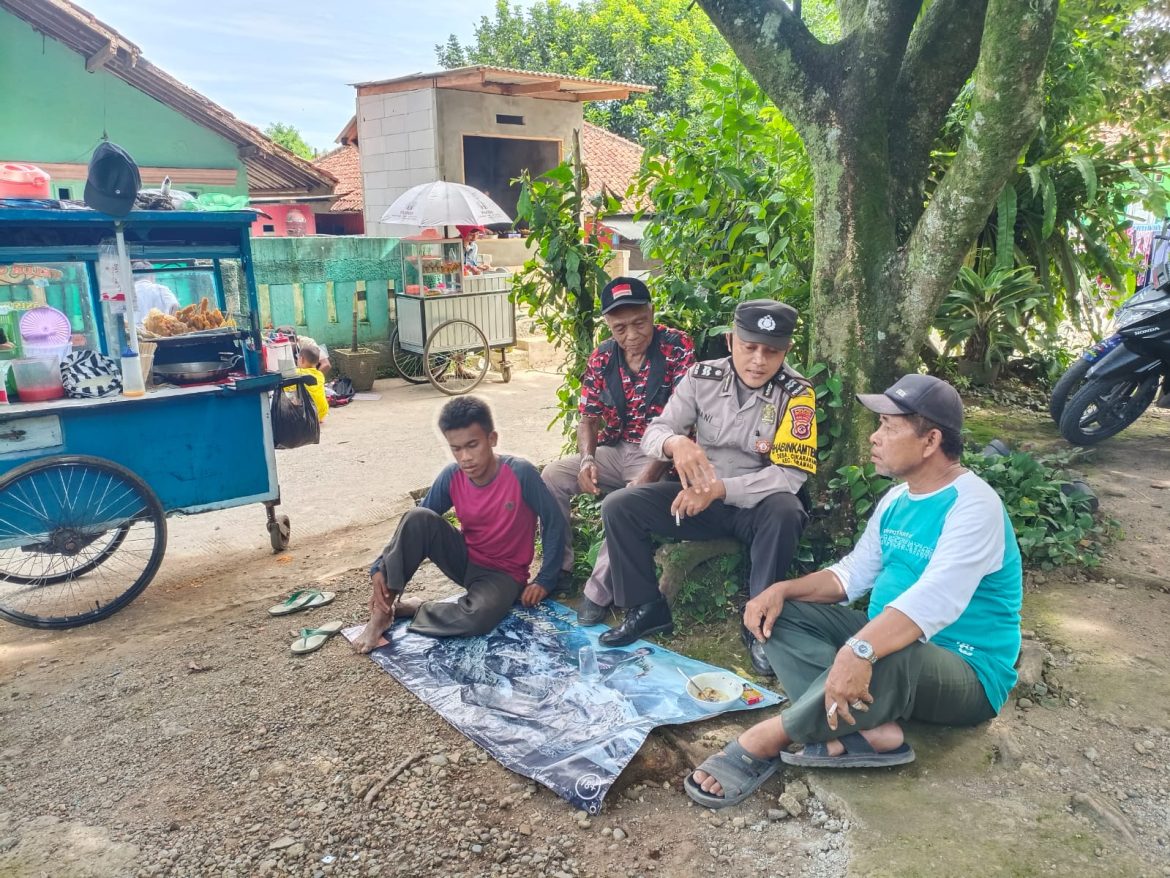 Sinergitas Polri dengan Warga Wilayah Desa Binaan Giat Sambang Kamtibmas Warga/Tomas,untuk Menjaga Harkamtibmas Wilayah.   