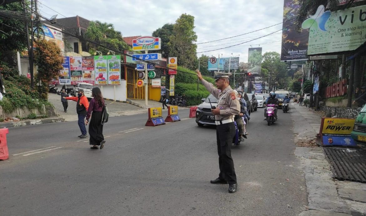Unit Lalu Lintas Polsek Cidadap Hadir Berikan Pelayanan Pengaturan Arus Lalu Lintas di Pagi Hari   