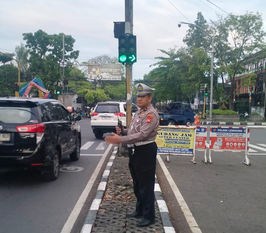 Berikan Pelayanan Masyarakat Pagi, Personil Unit Lantas Polsek Lengkong Laksanakan Gatur Lalin Cegah Kemacetan Pagi   