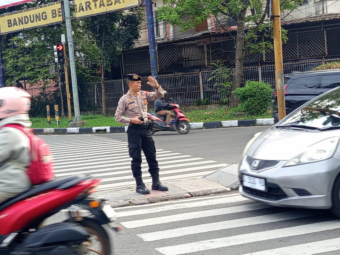 Bhabinkamtibmas Cikawao Polsek Lengkong sampaikan pesan kamtibmas dan Sosialisasi Layanan Polisi 110   