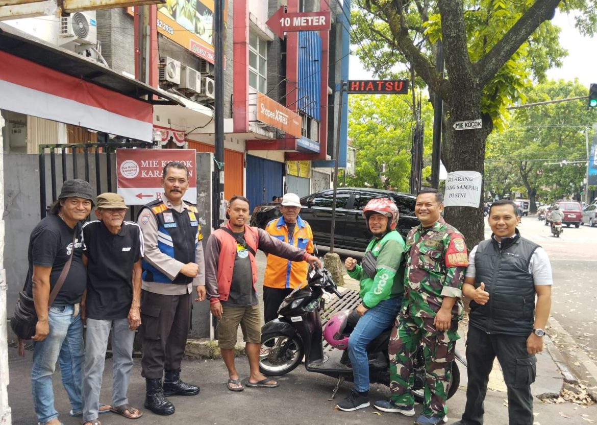 Sinergitas TNI Polri, Bhabinkamtibmas Kelurahan Burangrang Polsek Lengkong Bersama Bhabinsa Berikan Pesan Kamtibmas dan Sosialisasikan Call Center 110   