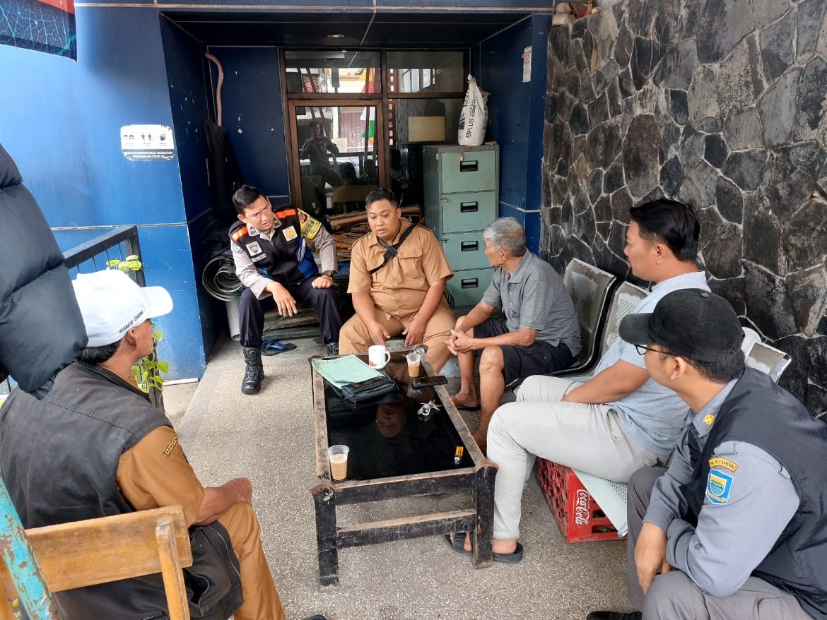 Sambang Door to door System dengan warga, Bhabinkamtibmas Cijagra Polsek Lengkong Sampaikan Himbauan Kamtibmas   
