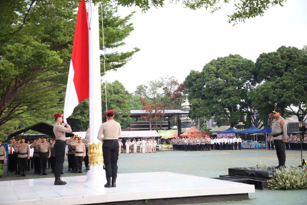 Polda Jabar Gelar Upacara Peringatan Hari Olahraga Nasional 2025   