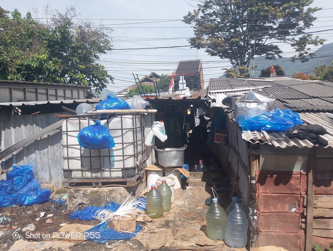 Warga Keluhkan Limbah Pedagang Sop Iga di Depan Kantor Kecamatan Kadungora
