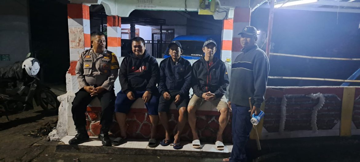 BHABINKAMTIBMAS POLSEK CIAMPEA KONTROL PETUGAS RONDA MALAM, SAMPAIKAN PESAN KAMTIBMAS   