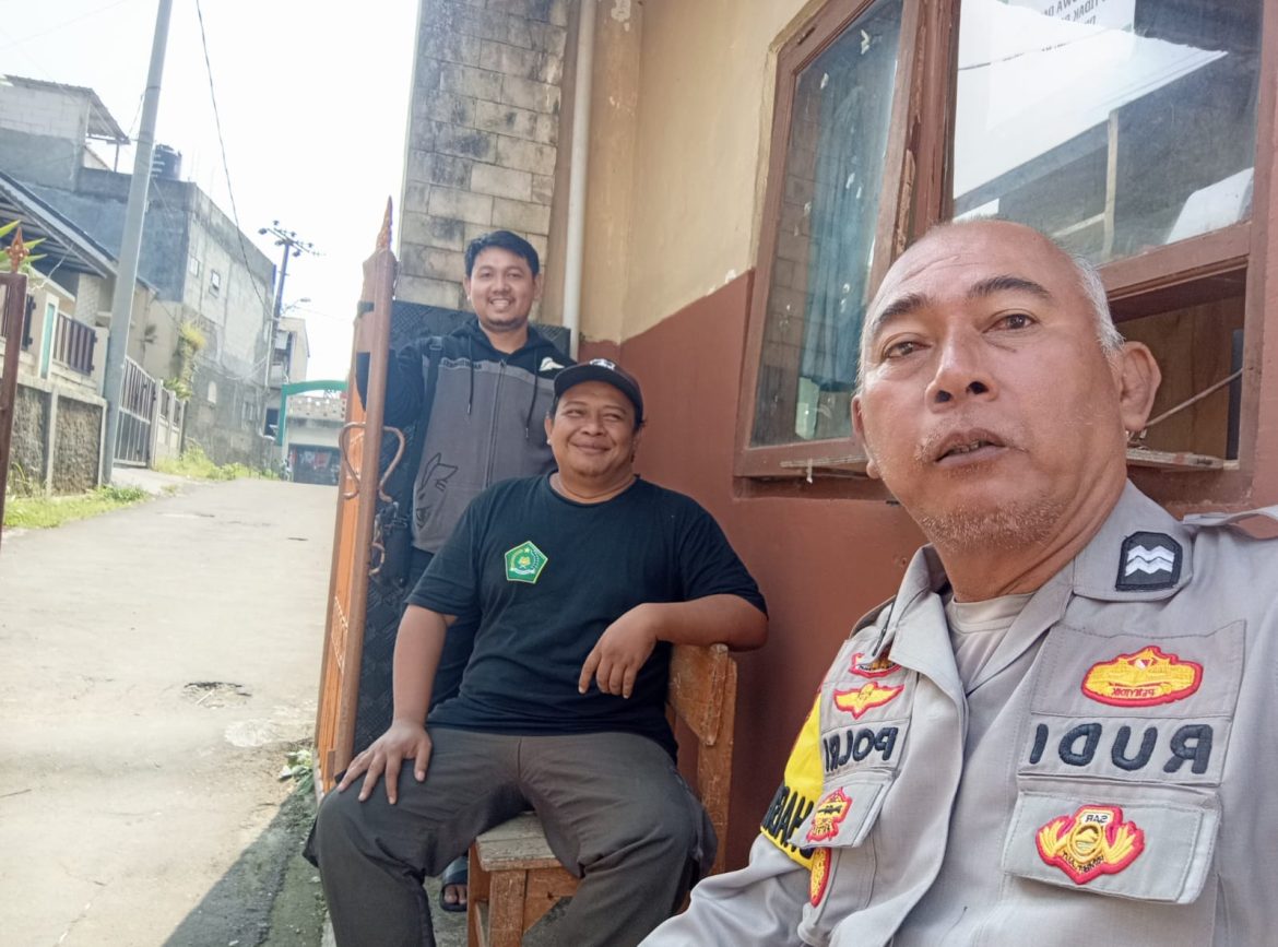 Bhabinkamtibmas Polsek Cijeruk Sambang Warga Desa Cisalada, Perkuat Kedekatan Polisi Dengan Masyarakat   