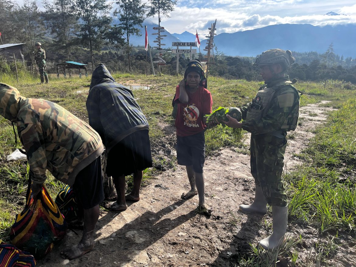 Rosita di Tanah Eronggobak, TNI Borong Hasil Tani Rakyat   