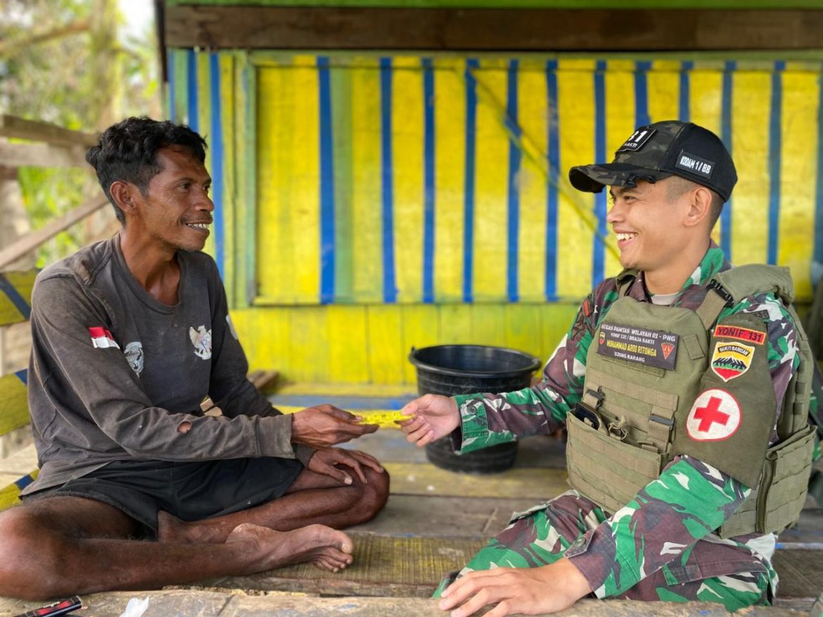 Satgas Yonif 131/Brajasakti Berikan Pelayanan Kesehatan di Kampung Pikere, Perbatasan Papua   