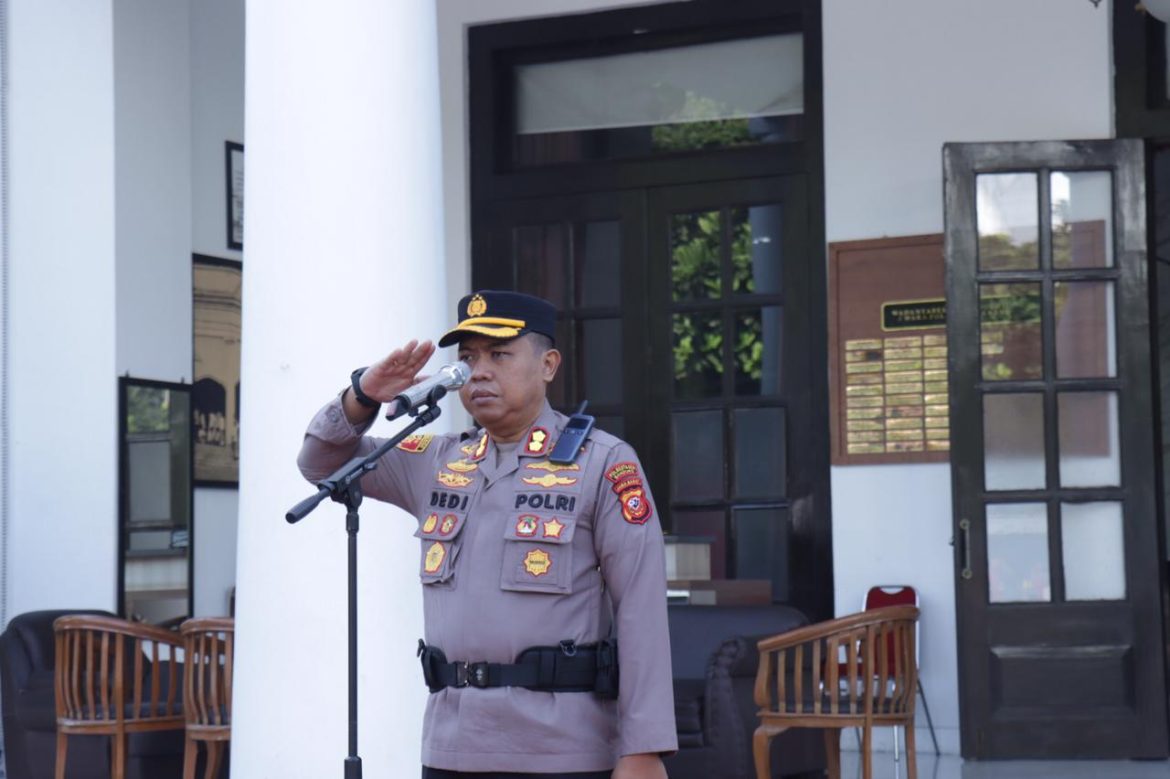 Upacara Laporan Kenaikan Pangkat Pengabdian Anggota Polri Polrestabes Bandung   