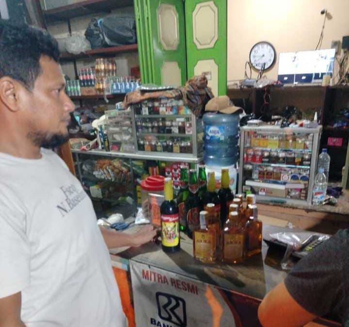 Polisi Sita 112 Botol Miras Hasil Razia Pekat
