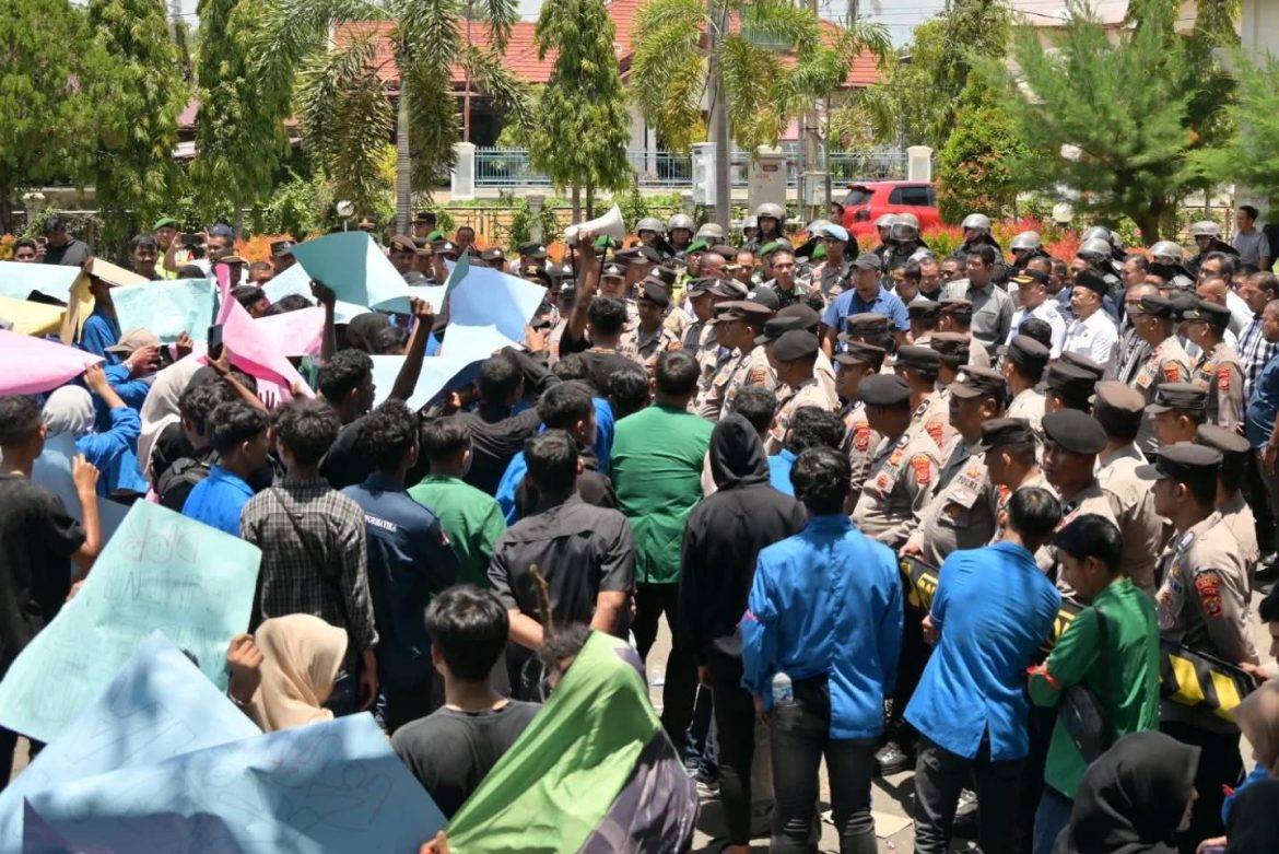 Dandim 0102/Pidie Bersama Forkopimda Terjun Langsung Temui Demonstran, Aksi Berjalan Tertib dan Aman   
