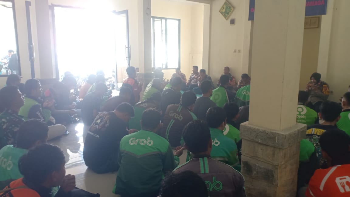 Kapolsek Dramaga Bersama Para Kapolsek Zona IV Laksanakan Kegiatan Deklarasi Aksi Damai OJOL, Sikaturahami Doa Bersama Sholat Dzuhur Dan sholat Ghaib Mengenang Alm Sdr AFFAN Ojek Online (Ojol), Jaga Kondusifitas Wilayah Zona IV Kab Bogor Aman Kondusif