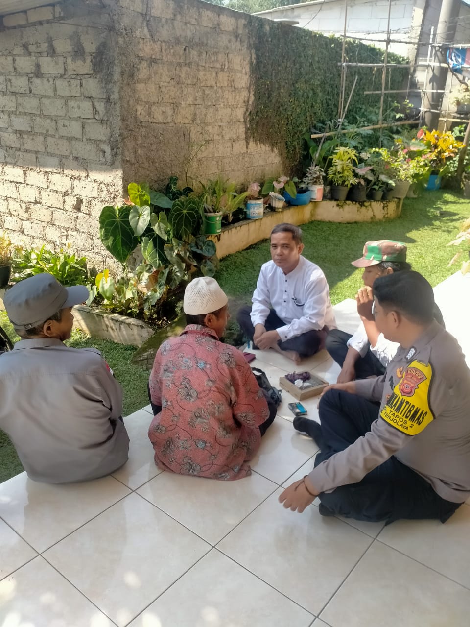 Wujud Sinergitas, Bhabinkamtibmas Silaturahmi Bersama Perangkat Desa Tapos II   