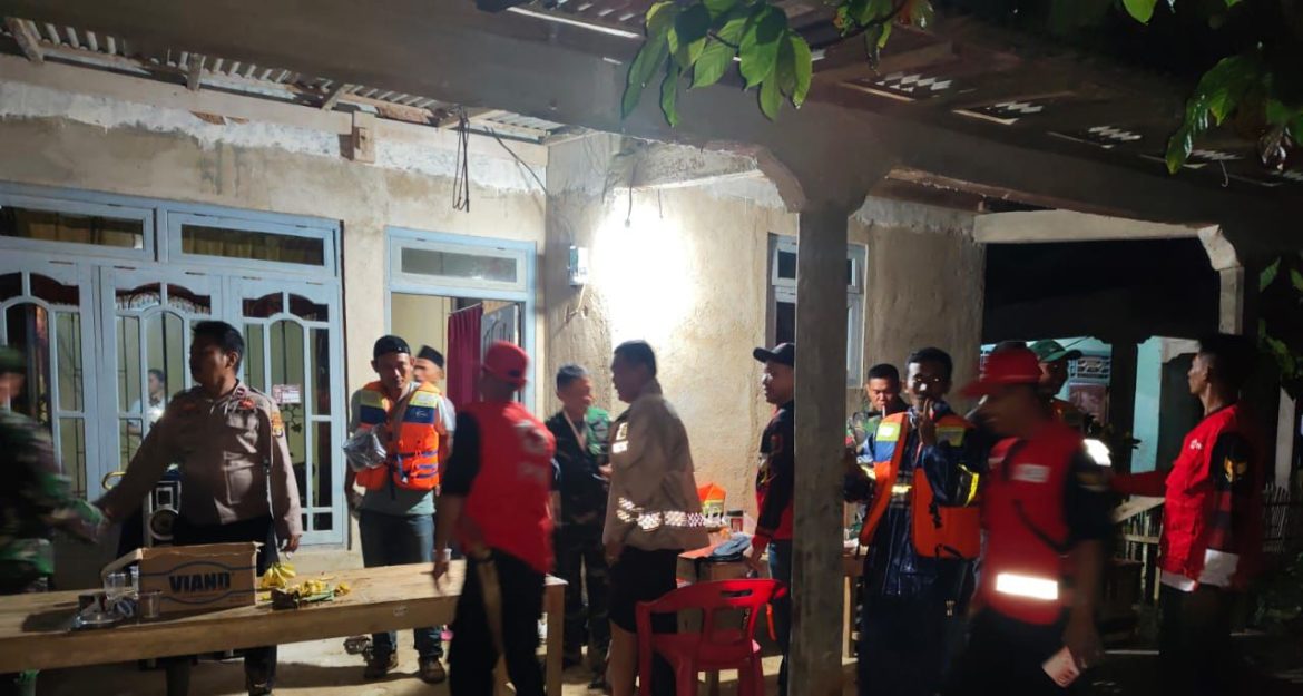 Banjir Bandang dan Longsor Terjang Lampung Barat, Polisi Evakuasi Warga Hingga Tengah Malam   