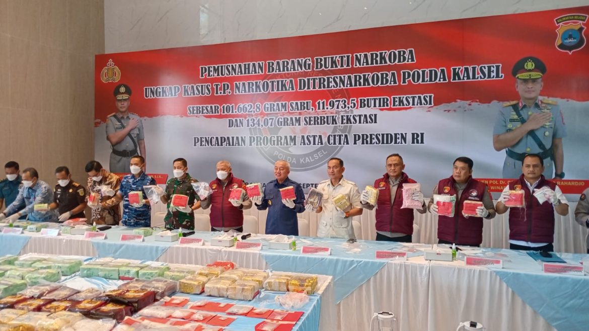 Ditresnarkoba Polda Kalsel, Memusnahkan Barang Bukti Narkoba Dengan Jumlah Fantastis.   