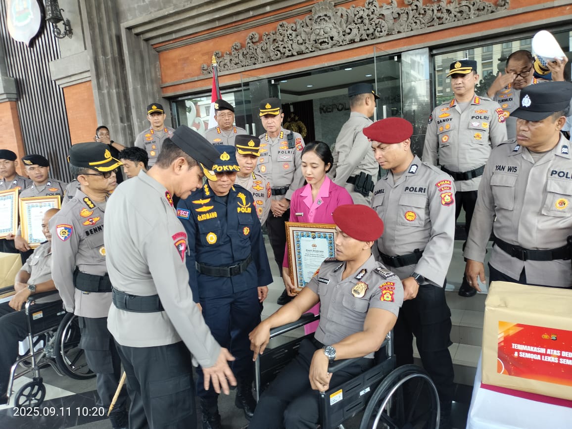 Kapolda Beri KPLB Dan Penghargaan Kepada 13 Personil Polda Bali   