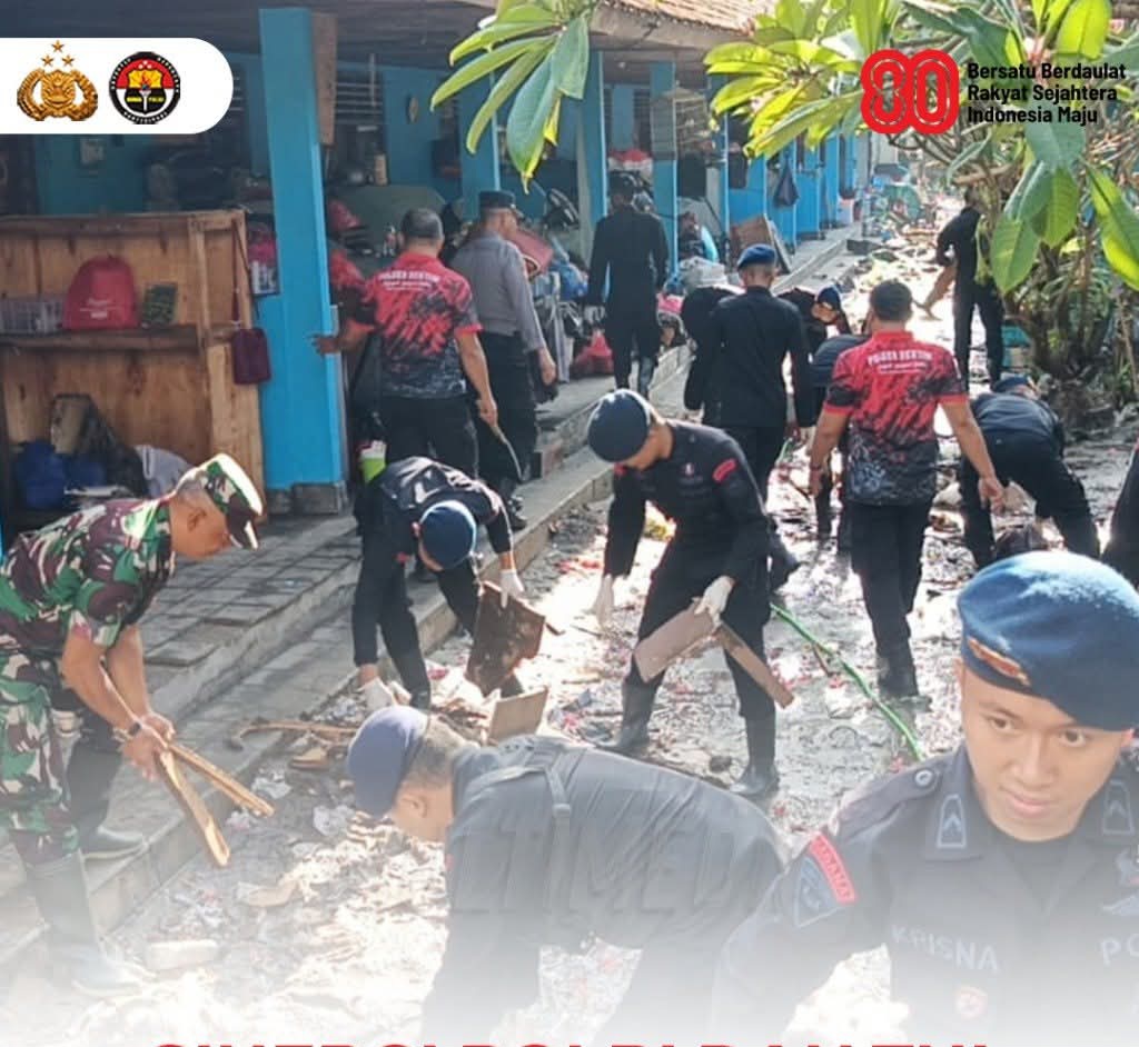 Sinergi Polri dan TNI Bersihkan Sisa Banjir di Bali