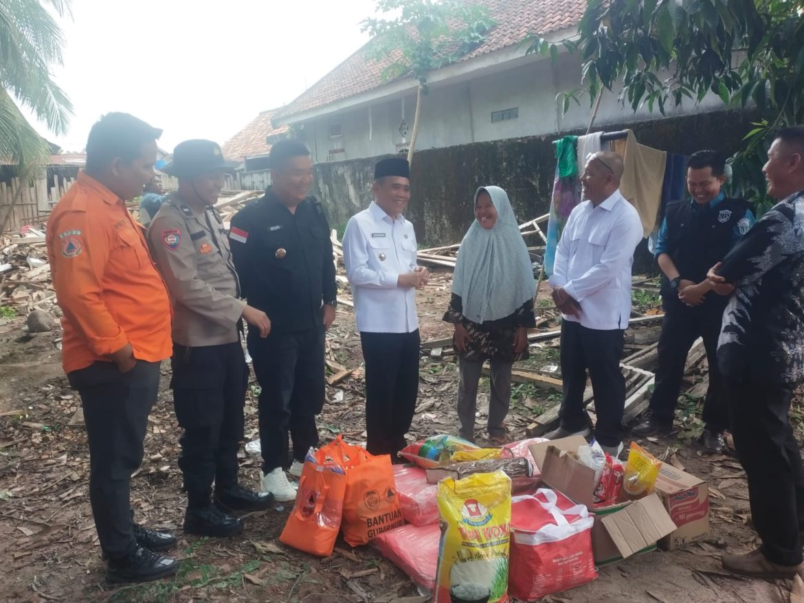 Wakil Bupati Ogan Ilir Berikan Santunan kepada Korban Rumah Roboh, Polsek Tanjung Batu Lakukan Pengamanan