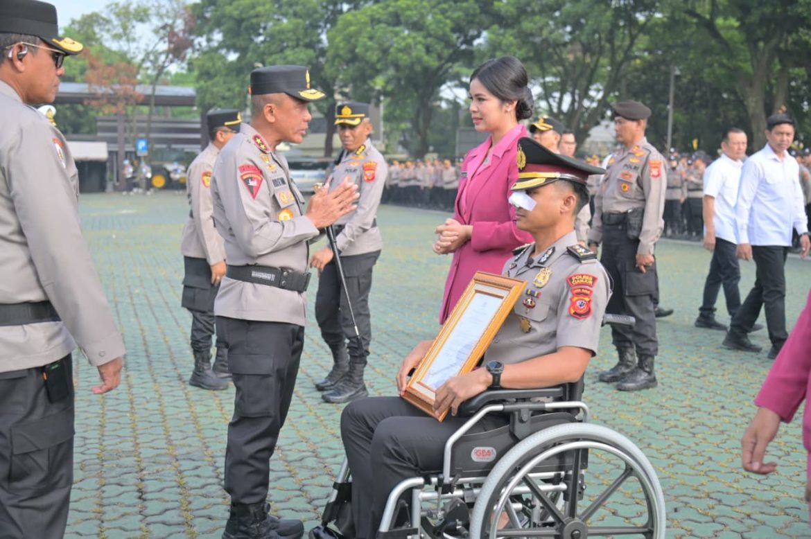 ATAS DEDIKASI DAN KEBERANIANNYA KOMPOL NOVA BHAYANGKARA TERIMA KENAIKAN PANGKAT LUAR BIASA      