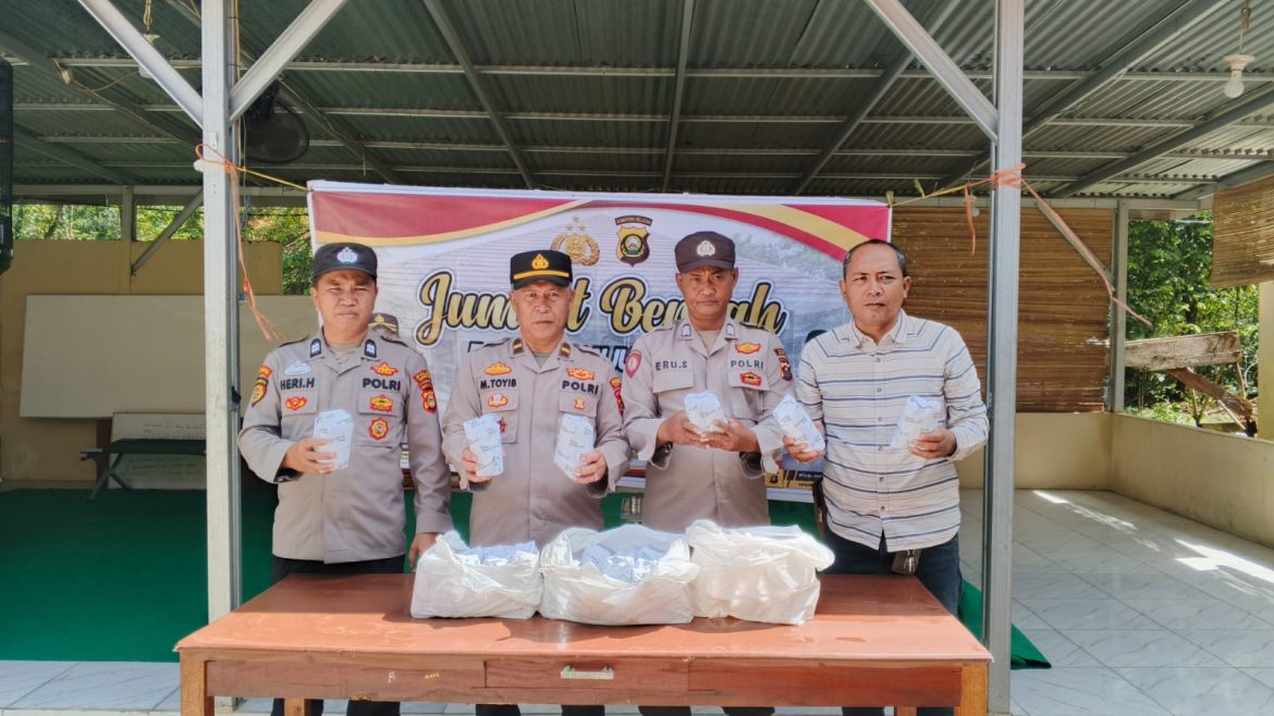 Dipimpin Kapolsek IPTU Dr. Syaparudin Akso, Polsek Tanjung Batu Polres Ogan Ilir Gelar Jum’at Berkah, Bagikan Makanan Gratis untuk Warga