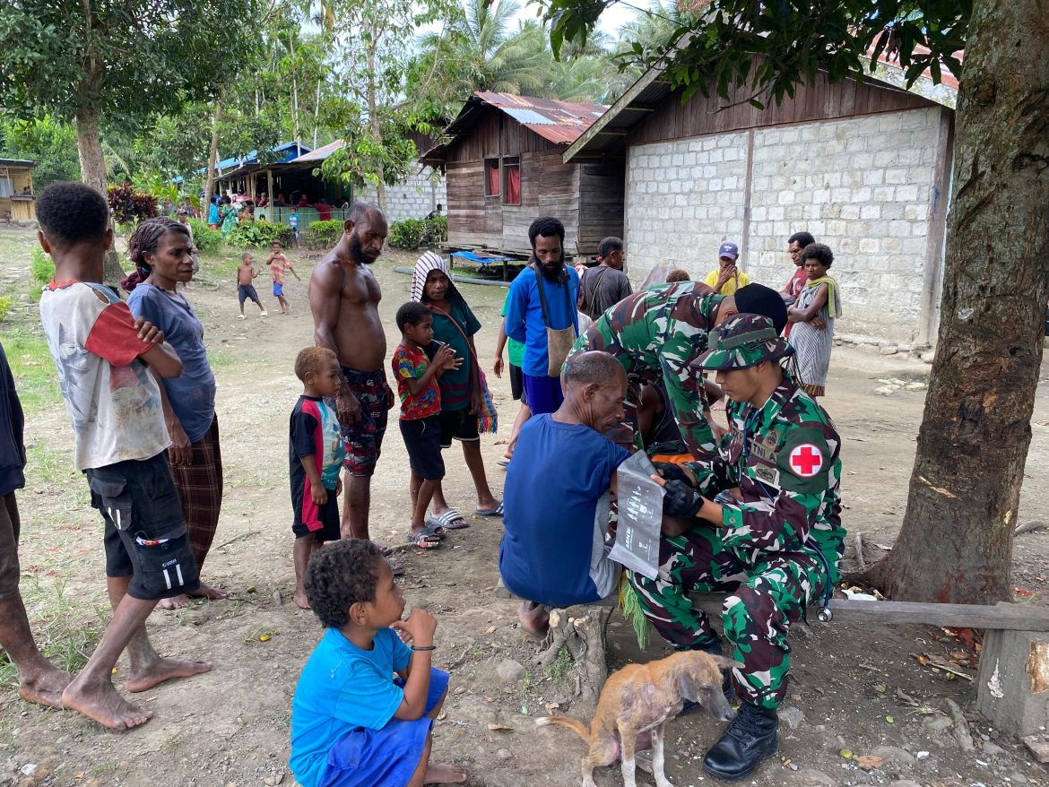 Satgas Yonif 131/Brajasakti Gelar Pelayanan Kesehatan di Kampung Banda Waris   