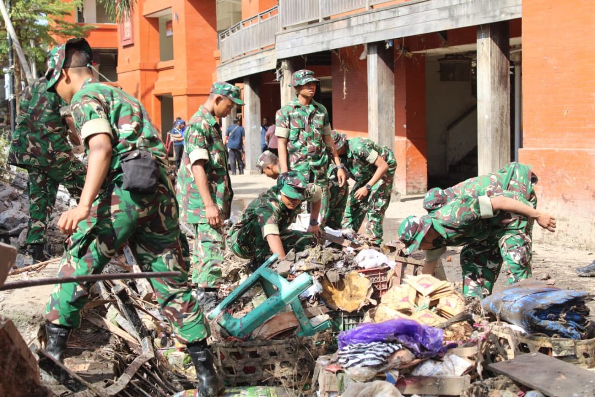 Pasca Banjir Bali, Kodam IX/Udayana Terjunkan Ratusan Prajurit Bantu Evakuasi dan Distribusi Bantuan   