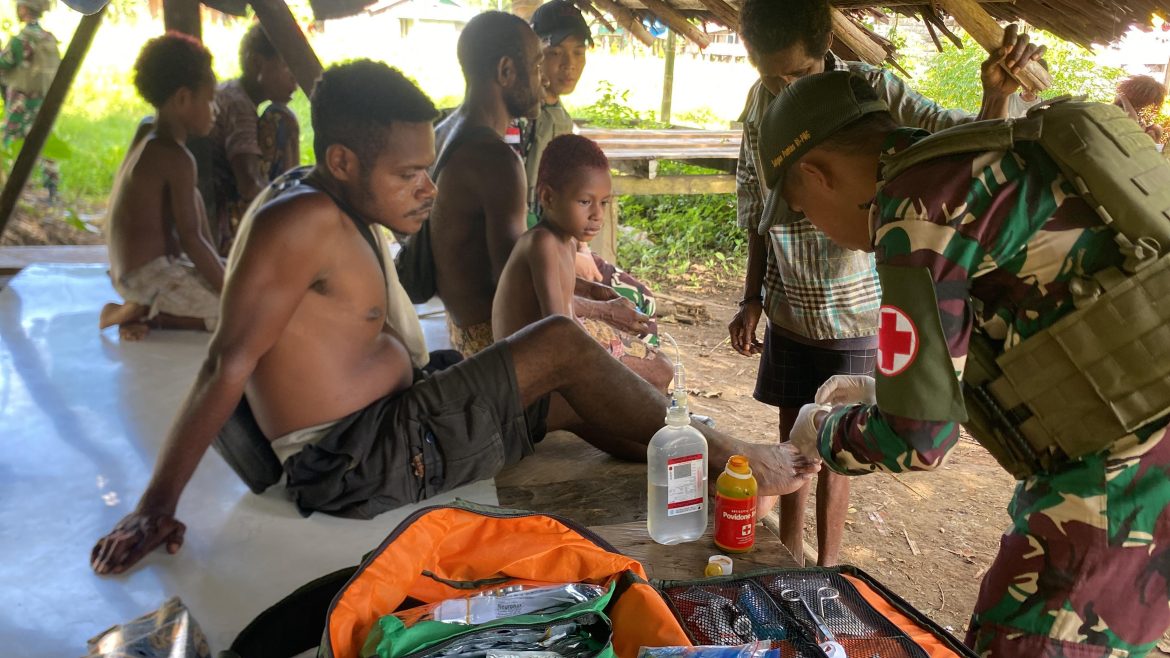 Satgas Yonif 131/Brajasakti Gelar Pelayanan Kesehatan di Kampung Ampas   
