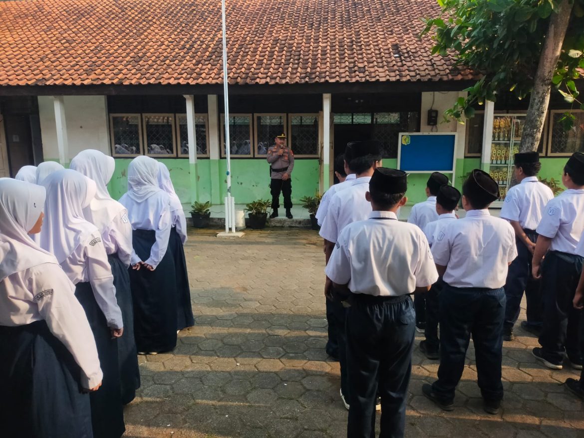 Apel Pagi di SMP Islam Pegandon, Kapolsek Karangdadap Tekankan Pentingnya Demokrasi yang Bertanggung Jawab