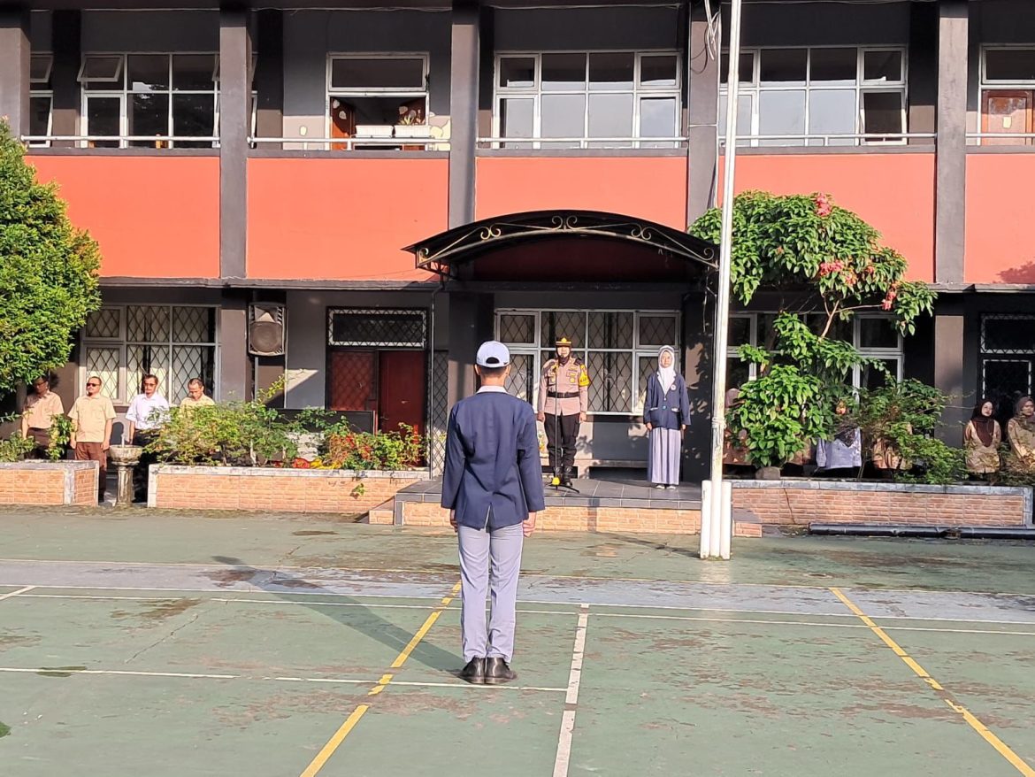 Kapolsek Dramaga Menjadi Inspektur Upacara di SMAN 1 DRAMAGA Kec Dramaga Kab Bogor, Beri Edukasi Jangan Mudah Terprovokasi Dan Bijak Dalam Menggunakan Akun Medsos, Dan Ajak Jaga Kondusifitas Wilayah Hukum Polsek Dramaga   