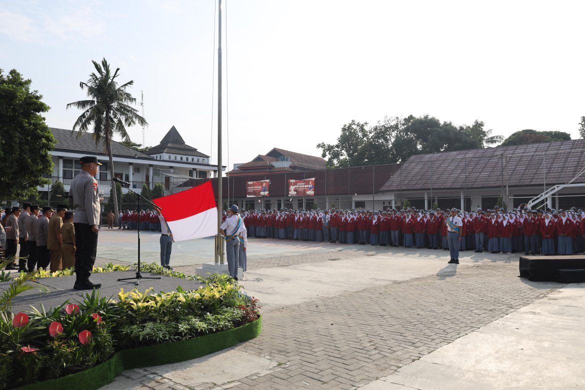 Kapolda Banten Tanamkan Nilai Disiplin dan Semangat Kebangsaan pada Upacara Serentak di SMAN 1 Ciruas
