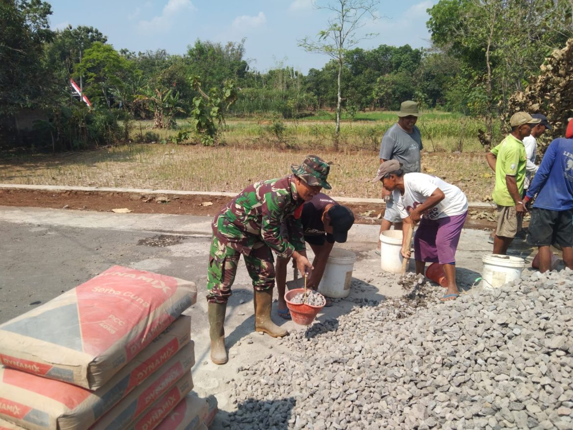 Babinsa Nogosari Turun Tangan Angkat Pasir, Warga Semangat Cor Jalan Desa Glonggong   