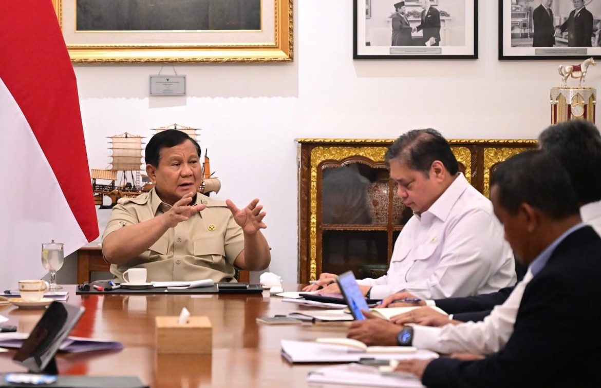 Presiden Prabowo Subianto Mimpin Rapat Terbatas di Istana Kepresidenan   