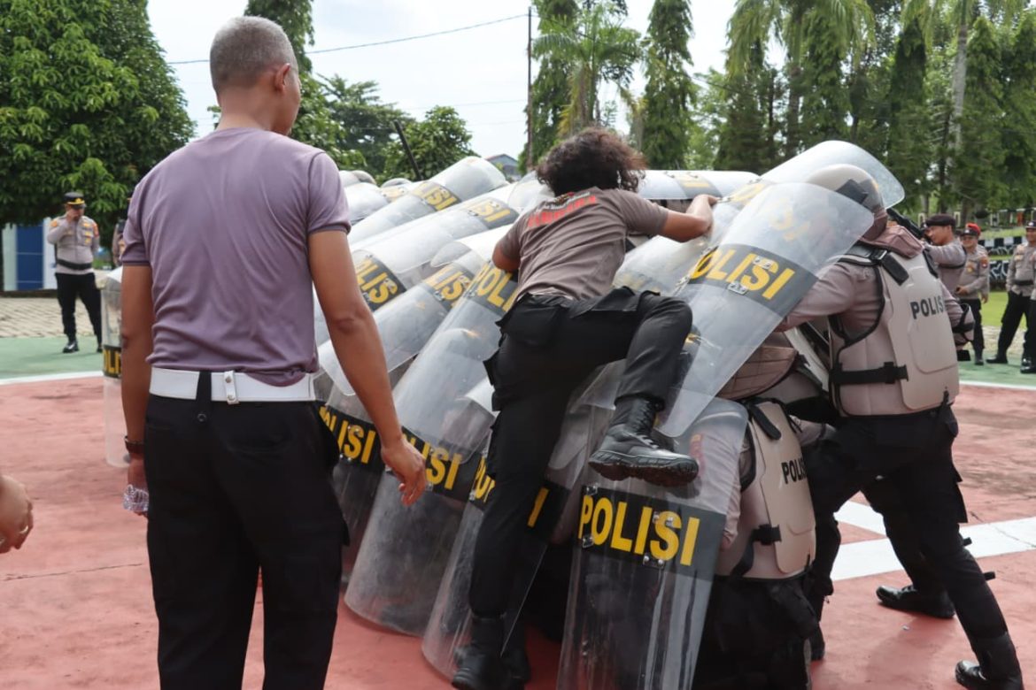 Kapolres Landak Tekankan Profesionalisme Personel Saat Latihan Pengendalian Massa   