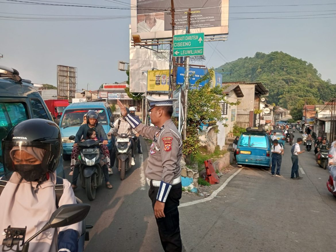 Anggota Polsek Ciampea Polres Bogor Laksanakan Pengaturan Lalu Lintas Pagi Hari   