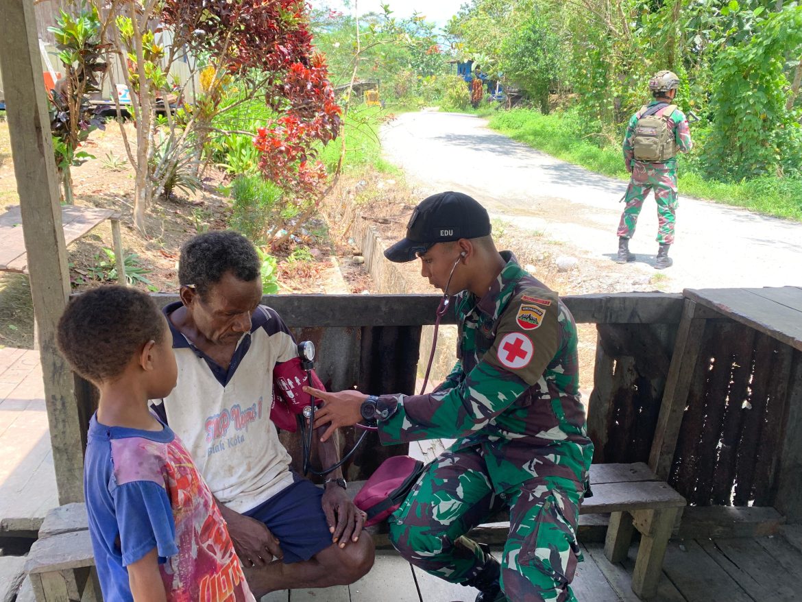 Satgas Yonif 131/Brajasakti Gelar Pelayanan Kesehatan dan Fogging di Perbatasan Papua   