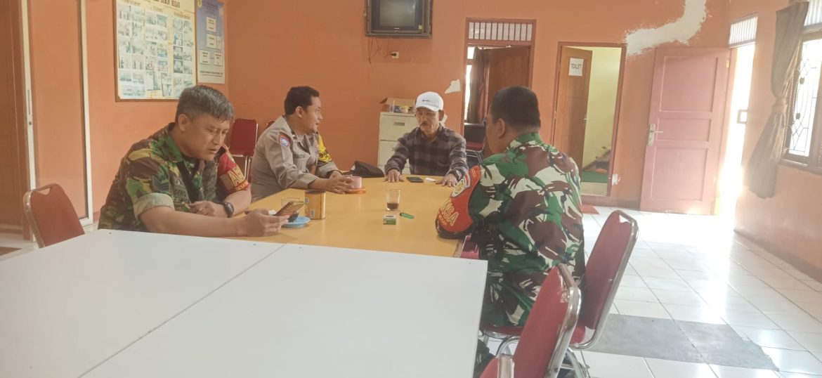 TNI–Polri Bersinergi Patroli Sambang Warga Desa Jabon Mekar Sampaikan Himbauan Kamtibmas   