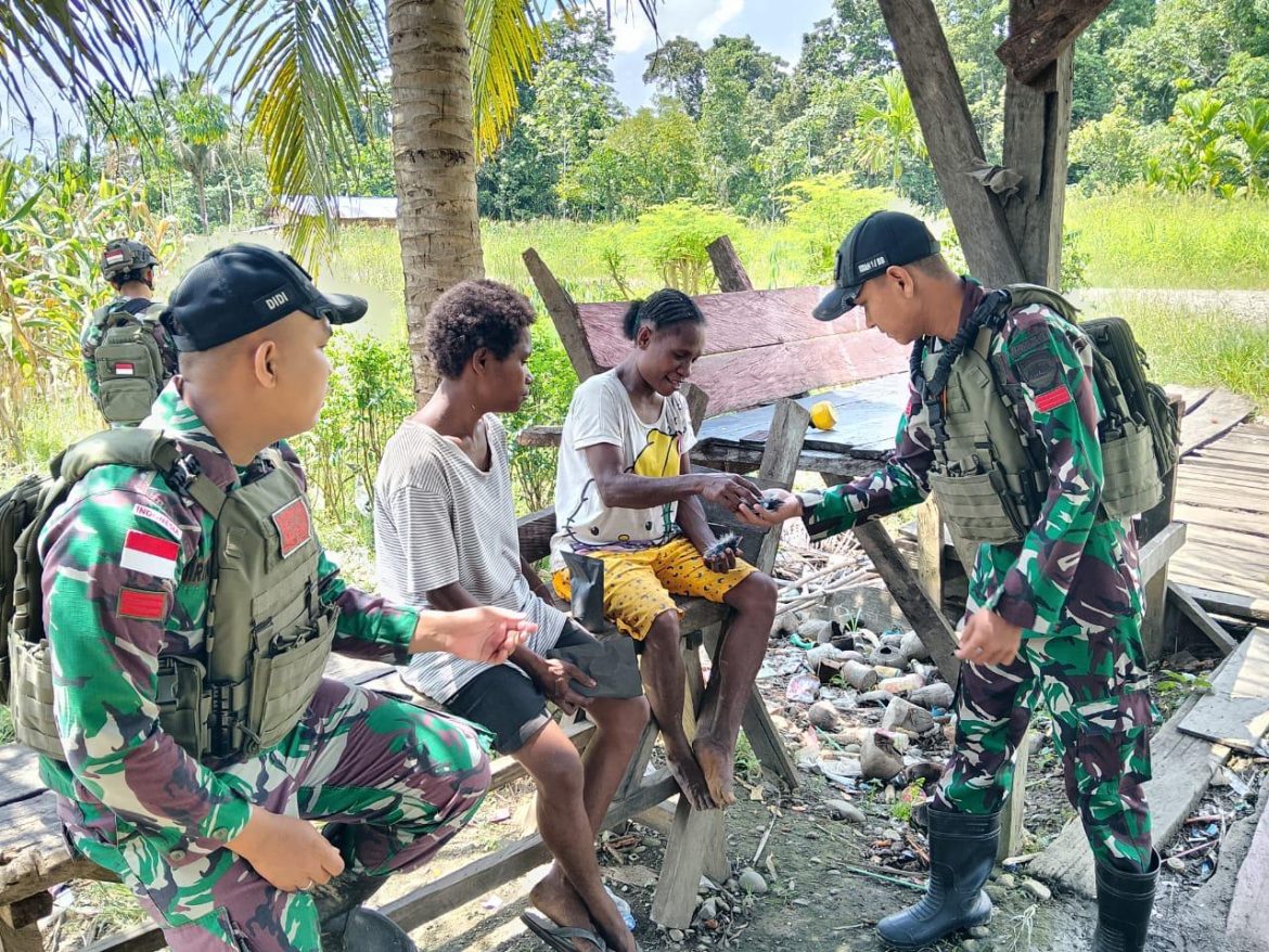 Satgas Yonif 131/Brajasakti Gelar Pelayanan Kesehatan di Kampung Sawiyatami   