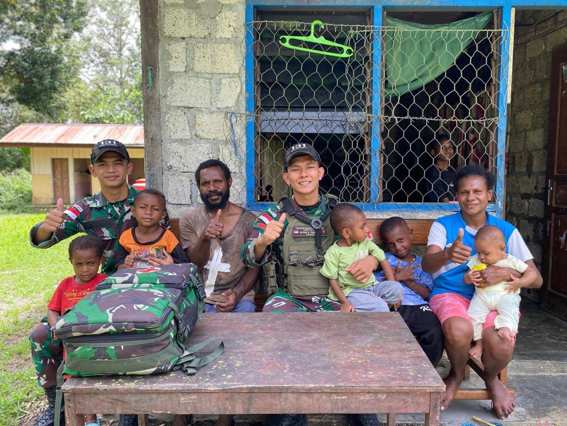 Satgas Yonif 131/Brajasakti Layani Kesehatan Warga Kampung Pyiawi Secara Door to Door   